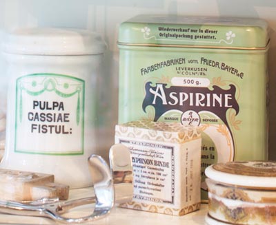 alte Aspirin-Verpackungen in einer Vitrine